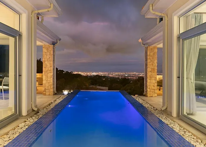 Luxury Serviced Mountain Villa In Constantia
