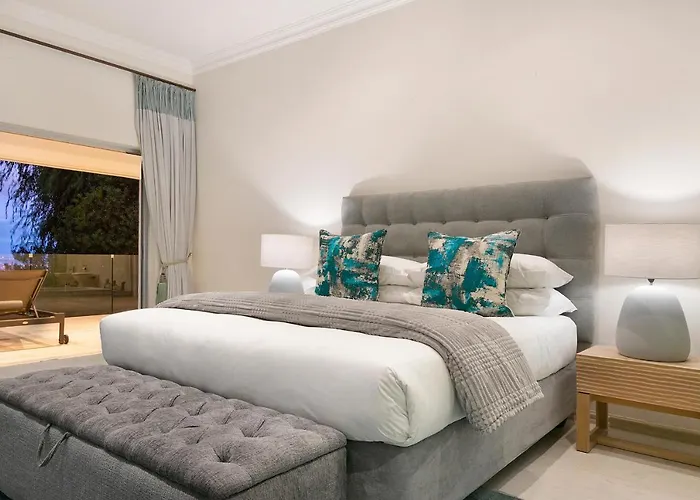 Luxury Serviced Mountain Villa In Constantia