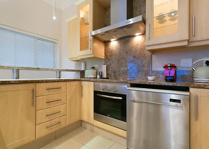 Luxury Serviced Mountain Villa In Constantia