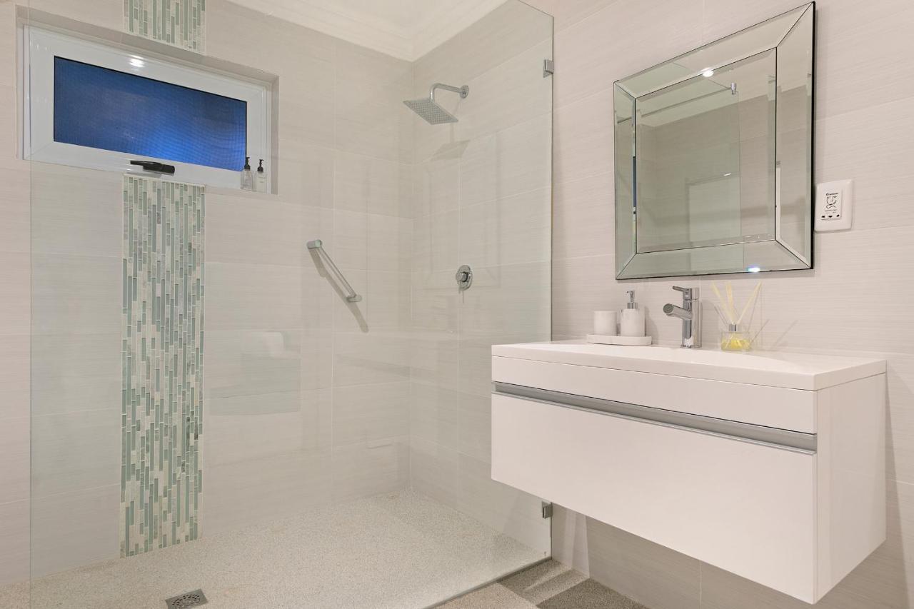Luxury Serviced Mountain In Constantia *