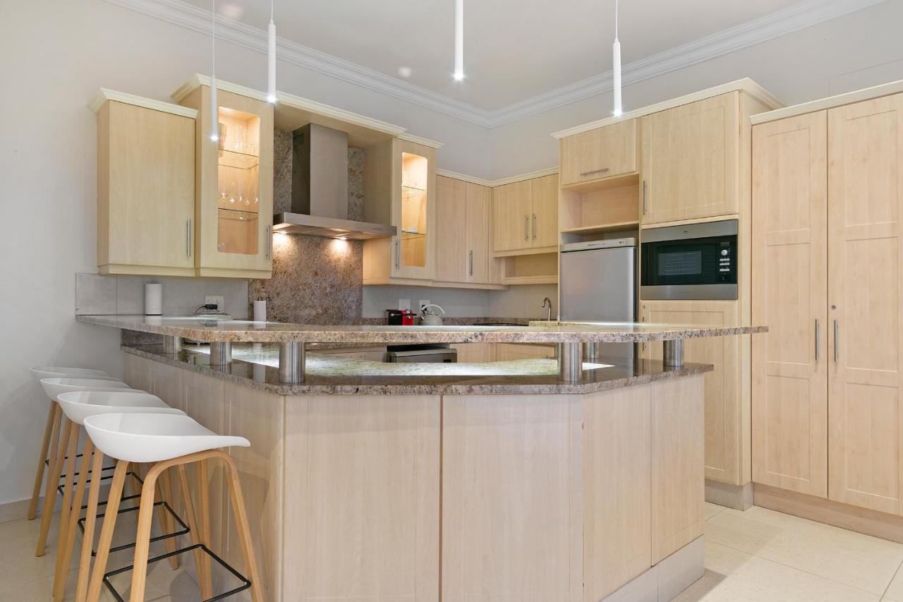 Luxury Serviced Mountain In Constantia *